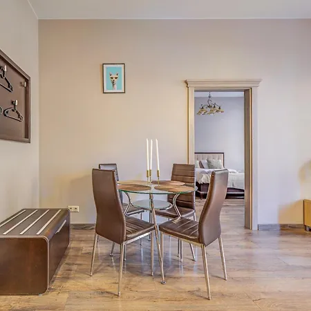 Old 1br, Doma Square Views شقة